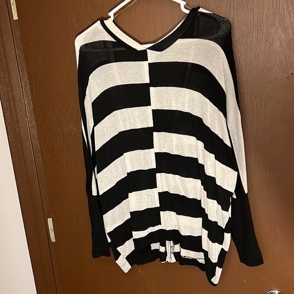 Black and white striped sweater - Picture 6 of 6